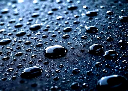 Wasser perlt dank Keramikversiegelung vom Lack ab